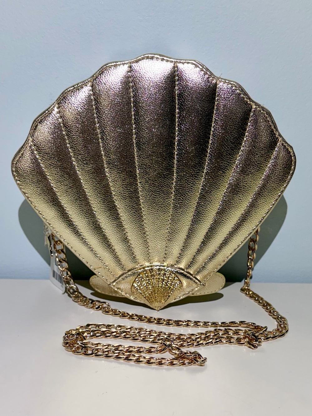 NWT Gold Sea Shell Shaped Evening Bag With Chain Shoulder Strap. Shell Accents